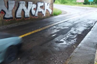 Acúmulo de água danifica pavimento embaixo de viadutos em Caxias do Sul