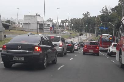 Corredor de ônibus da Padre Cacique está bloqueado para consertos.