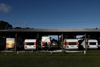  TRAMANDAÍ, RS, BRASIL, 03/01/2019: No meio da multidão que se atira ao Litoral Norte no verão, tem gente que já está em casa, mesmo que preso na tranqueira. Proprietários de motorhomes ou motorhomeiros, como eles falam, pegam a primeira saída para deixar o Estado ou então escolhem uma praia gaúcha para simplesmente estacionar e aproveitar as férias. Em um camping de Tramandaí, às margens da RS-030, há uma ala dedicada às ¿casas motorizadas¿ e a trailers (que precisam ser puxados por outro veículo). O resultado é uma pequena vila motorizada, com uma vizinhança animada e bem cooperativa. (CARLOS MACEDO/ AGÊNCIA RBS)