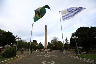  SANTANA DO LIVRAMENTO, RS, BRASIL - Na fronteira entre Santana do Livramento (Brasil) e Rivera (Uruguai), o clima de Copa do Mundo está presente, as camisetas e bandeiras de Brasil e Uruguai estão por todos os lados.Indexador: Jefferson Botega