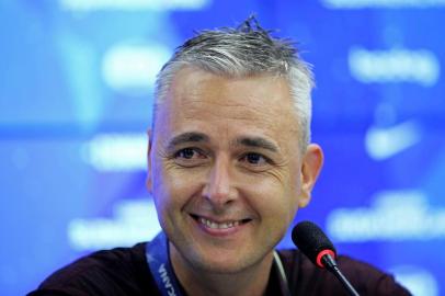  Brazils Paranaense coach Tiago Nunes (C) speaks after he was poured water by players while celebrating during a press conference after winning the 2018 Copa Sudamericana second leg final football match against Colombias Junior at the Arena da Baixada stadium in Curitiba, Brazil, on December 12, 2018. (Photo by Heuler Andrey / AFP)Editoria: SPOLocal: CuritibaIndexador: HEULER ANDREYSecao: soccerFonte: AFPFotógrafo: STR