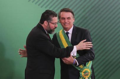  Brazils new President Jair Bolsonaro (R) congratulates Brazils new Foreign Minister Ernesto Araujo during the swearing-in ceremony of his cabinet at Planalto Palace in Brasilia on January 1, 2019 after his own inauguration ceremony at the National Congress. - Bolsonaro takes office with promises to radically change the path taken by Latin Americas biggest country by trashing decades of centre-left policies. (Photo by Sergio LIMA / AFP)Editoria: POLLocal: BrasíliaIndexador: SERGIO LIMASecao: governmentFonte: AFPFotógrafo: STR