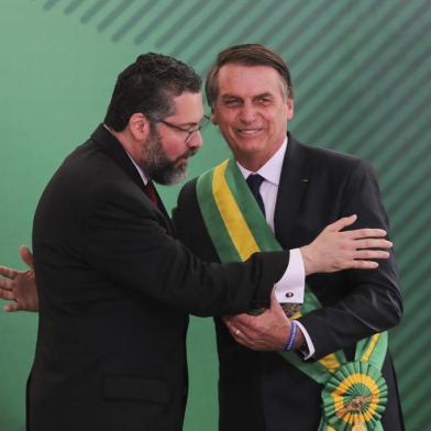  Brazils new President Jair Bolsonaro (R) congratulates Brazils new Foreign Minister Ernesto Araujo during the swearing-in ceremony of his cabinet at Planalto Palace in Brasilia on January 1, 2019 after his own inauguration ceremony at the National Congress. - Bolsonaro takes office with promises to radically change the path taken by Latin Americas biggest country by trashing decades of centre-left policies. (Photo by Sergio LIMA / AFP)Editoria: POLLocal: BrasíliaIndexador: SERGIO LIMASecao: governmentFonte: AFPFotógrafo: STR