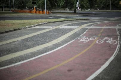  PORTO ALEGRE, RS, BRASIL - Adesão crescente e constante ao BikePoa. BikePoa número 29, na rótula do Gasômetro.Indexador: Jefferson Botega