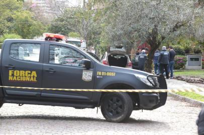 PORTO ALEGRE-RS-BRASIL- 20/09/2018-  Homem é encontrado morto a tiros dentro de um  Ford KA roubado  na Rua Barão de Ubá. Os tiros que mataram o homem foram disparados da rua contra o veículo. FOTO FERNANDO GOMES/ ZEROH HORA.