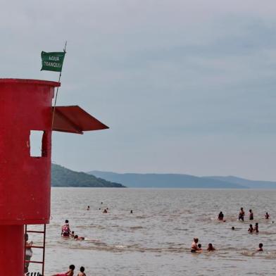  PORTO ALEGRE-RS- BRASIL- 30/12/2018- O último fim de semana do ano de praia no Lami. Ambiental de quem ficou em POA para curtir a praia. Casa de salva-vidas guarnecida no lami.  FOTO FERNANDO GOMES/DIÁRIO GAÚCHO.