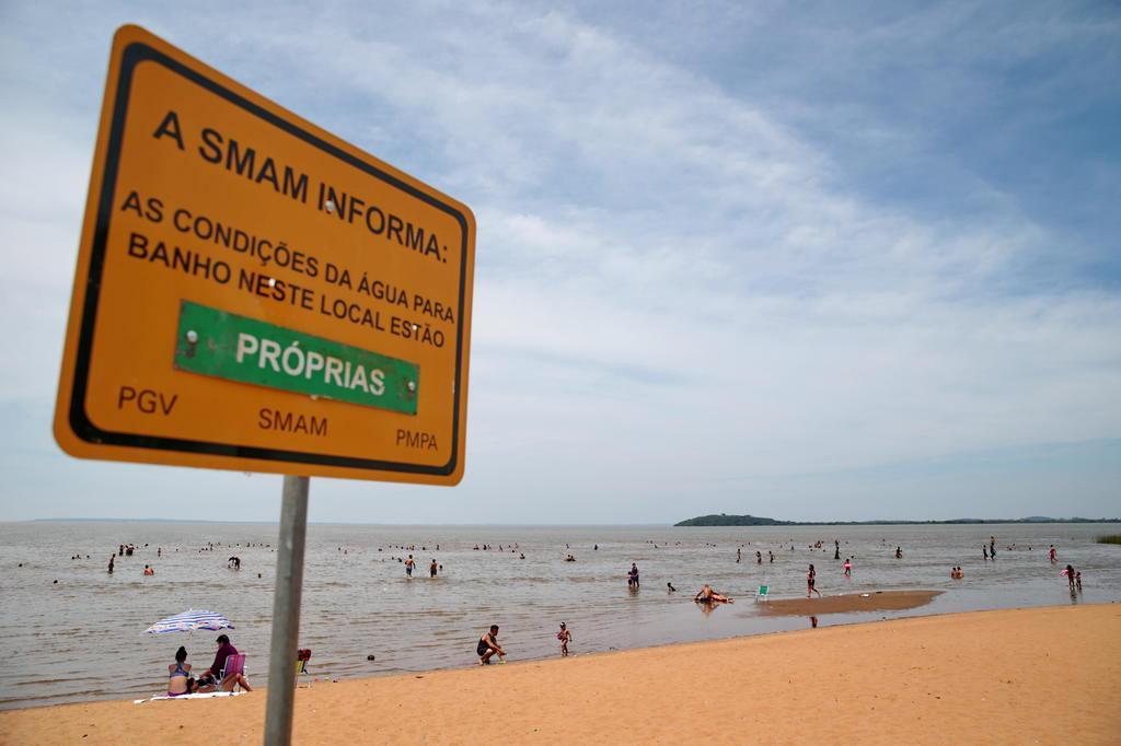 Banhistas aproveitam praias de Porto Alegre mesmo com Guaíba mais baixo em  nove meses