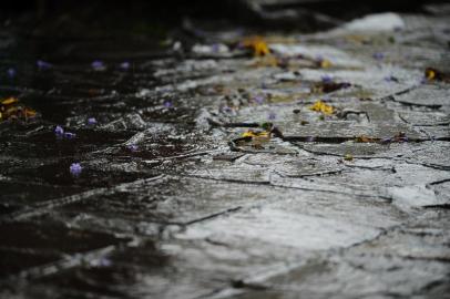  CAXIAS DO SUL, RS, BRASIL, 16/10/2016. Ambiental de clima mostrando a chuva em Caxias do Sul na tarde do domingo. (Diogo Sallaberry/Agência RBS)