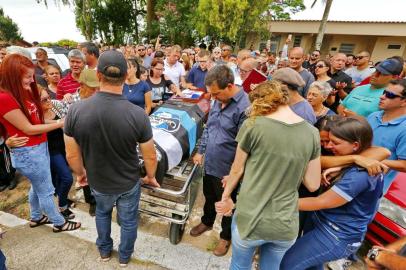  GUAÍBA, RS, BRASIL 05/01/2019 - Enterro do Motorista de Uber em Guaíba. (FOTO: ROBINSON ESTRÁSULAS/AGÊNCIA RBS)