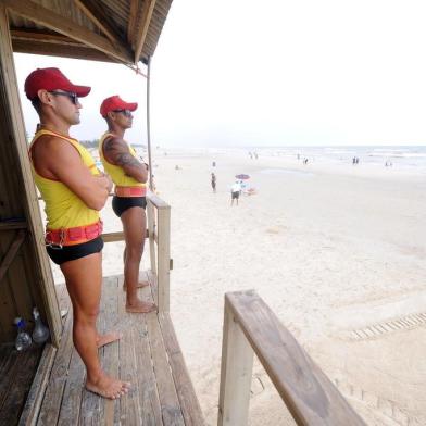 ARROIO DO SAL, RS,BRASIL, 06/01/2018 - Reportagem do Pioneiro viajou para Arroio do Sal, no litoral norte, para ver como está o movimento no primeiro fim de semana de 2019. NA FOTO: da esq. para dir. - Edilson Bento e Eurico de Assis, guarda vidas. (Marcelo Casagrande/Agência RBS)