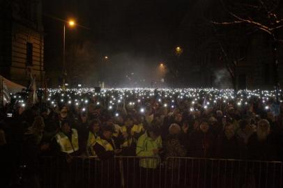  Participants of a rally by members and sympathisers of several trade unions, political parties and civil organisations light their mobile phones in front of the parliament building as a protest against changes to the labour code proposed by the Prime Ministers party  in downtown Budapest on December 16, 2018. - Tabled by Fidesz lawmakers, the controversial bill hikes the maximum annual overtime hours that employers can demand from 250 to 400 hours. (Photo by PETER KOHALMI / AFP)Editoria: FINLocal: BudapestIndexador: PETER KOHALMISecao: demonstrationFonte: AFPFotógrafo: STR