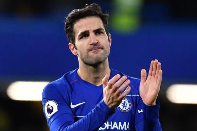  (FILES) In this file photograph taken on January 2, 2019, Chelseas Spanish midfielder Cesc Fabregas applauds supporters on the pitch after the English Premier League football match between Chelsea and Southampton at Stamford Bridge in London. - Spanish midfielder Cesc Fabregas is expected in Monaco on January 6, 2019, to negotiate a transfer to the French Ligue 1 club from Chelsea, sports daily LEquipe reported January 5. (Photo by Ben STANSALL / AFP) / RESTRICTED TO EDITORIAL USE. No use with unauthorized audio, video, data, fixture lists, club/league logos or live services. Online in-match use limited to 120 images. An additional 40 images may be used in extra time. No video emulation. Social media in-match use limited to 120 images. An additional 40 images may be used in extra time. No use in betting publications, games or single club/league/player publications. / Editoria: SPOLocal: LondonIndexador: BEN STANSALLSecao: soccerFonte: AFPFotógrafo: STF