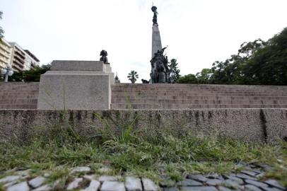  PORTO ALEGRE, RS, BRASIL - 2019.01.06 - A Praça da Matriz está com calçada de pedras portuguesas danificada, jardim abandonado e bancos deteriorados. (Foto: ANDRÉ ÁVILA/ Agência RBS)