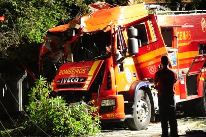 caminhão bombeiros acidente