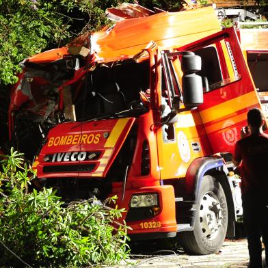 caminhão bombeiros acidente