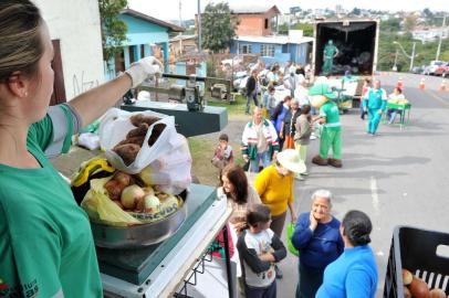 A Troca Solidária, promovida pela Companhia de Desenvolvimento de Caxias do Sul (Codeca), ocorre neste sábado, no loteamento Vale da Esperança, no bairro Reolon, a partir das 10h30min. Durante a atividade haverá show com Alexandro Padilha e distribuição de panfletos educativos.