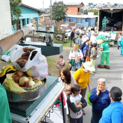 A Troca Solidária, promovida pela Companhia de Desenvolvimento de Caxias do Sul (Codeca), ocorre neste sábado, no loteamento Vale da Esperança, no bairro Reolon, a partir das 10h30min. Durante a atividade haverá show com Alexandro Padilha e distribuição de panfletos educativos.