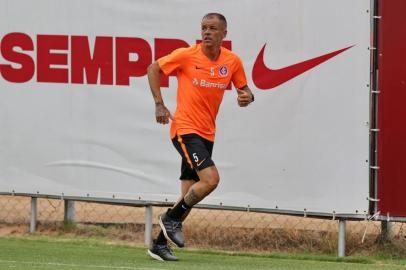  PORTO ALEGRE, RS, BRASIL, 04/01/2019: Jogadores do Internacional treinam no CT durante a tarde de sexta-feira. Na foto, DAlessandro. (CAMILA DOMINGUES/AGÊNCIA RBS)