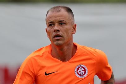  PORTO ALEGRE, RS, BRASIL, 03/01/2018: Reapresentação do Inter no CT Parque Gigante. Na foto, os jogadores Victor Cuesta e DAlessandro. (CAMILA DOMINGUES/AGÊNCIA RBS)