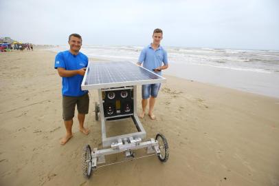  CAPÂO DA CANOA, RS, BRASIL, 08/01/2019- Carro a energia solar Sputnik. Na foto- Mauro Soares, administrador e eletrotécnico e Fábio Schwinn, engenheiro agrícola. (FOTOGRAFO: LAURO ALVES / AGENCIA RBS)