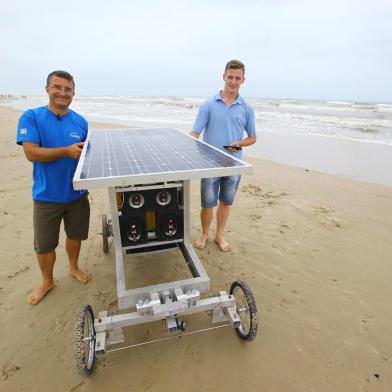  CAPÂO DA CANOA, RS, BRASIL, 08/01/2019- Carro a energia solar Sputnik. Na foto- Mauro Soares, administrador e eletrotécnico e Fábio Schwinn, engenheiro agrícola. (FOTOGRAFO: LAURO ALVES / AGENCIA RBS)