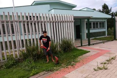 Vereador Rafael Bueno (PDT) posta fotos em suas redes sociais para mostrar que cumpriu o serviço comunitário, determinado em transação penal