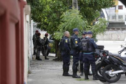  FORTALEZA, CEARÁ, BRASIL - 08/01/2019 - Onda de violência em Fortaleza leva ao aumento de efetivo da Força Nacional. Na foto, policiais da Força Nacional patrulham terminal de ônibus Papicu. (André Ávila/Agência RBS)