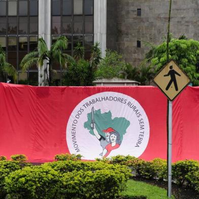  PORTO ALEGRE, RS, BRASIL - 05-09-2016 - MST invade Incra e Ministério da Fazenda e exige retomada da reforma agrária. Grupo impede a entrada de funcionários nos prédios e protesta, ainda, contra a reforma da previdência rural. (FOTO: RONALDO BERNARDI/AGÊNCIA RBS)