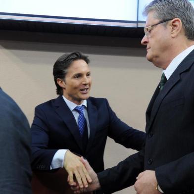  CAXIAS DO SUL, RS, BRASIL 01/01/2017Tomou posse neste domingo o prefeito de Caxias do Sul, Daniel Guerra (PRB). A cerimônia foi realizada na Câmara de Vereadores, em sessão que também empossou o vice-prefeito, Ricardo Fabres de Abreu (PRB), e os 23 vereadores eleitos para a legislatura 2017-2020. O plenário ficou lotado para acompanhar a solenidade. (Felipe Nyland/Agência RBS)