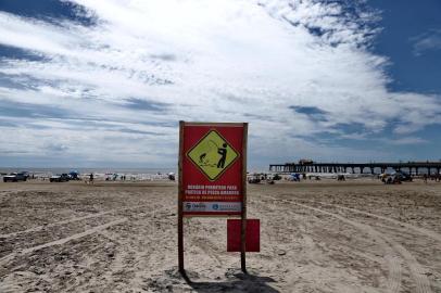  CIDREIRA, RS, BRASIL, 08-01-2019: Moradores, banhistas, pescadores e autoridades divergem sobre a área de banho e os horários de pesca enquanto a plataforma está interditada para reforma. (CARLOS MACEDO/ AGÊNCIA RBS)