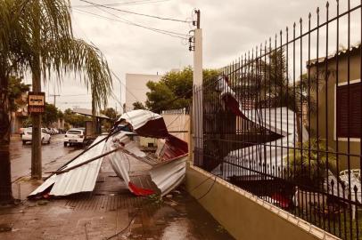  Zinco da Escola Municipal Rui Barbosa foi parar na rua Domingos de Almeida, em frente a Brigada Militar