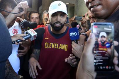 RJ - FUTEBOL/FLAMENGO/GABIGOL - ESPORTES - O atacante Gabriel Barbosa, o   Gabigol, anunciado como novo   reforço do Flamengo, desembarca   no aeroporto Santos Dummont, no   centro do Rio de Janeiro, na   manhã desta quarta-feira, 09. O   atacante, que pertence à Inter   de Milão, assinará o contrato de   empréstimo com o Flamengo até o   fim desta temporada.    09/01/2019 - Foto: FÁBIO MOTTA/ESTADÃO CONTEÚDO