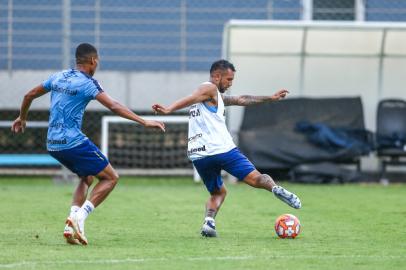 Meia Walter Montoya durante treino do Grêmio