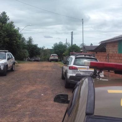  A Polícia Civil e a Brigada Militar atendem a uma chacina no bairro Barreto, em Triunfo. De acordo com o delegado regional Marcelo Farias, houve uma briga entre vizinhos e quatro pessoas foram mortas ¿ as vítimas ainda não foram identificadas nem as circunstâncias dos assassinatos esclarecidas. Conforme informações preliminares, um homem teria invadido uma residência e atingido as vítimas com golpes de faca. Em seguida, ele teria fugido.