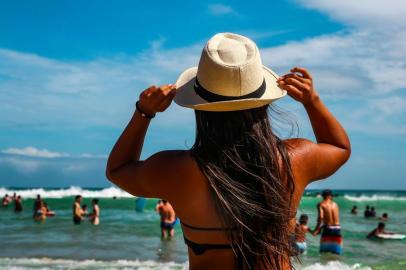  FLORIANÓPOLIS, SANTA CATARINA, BRASIL - FOTO: TIAGO GHIZONI/DIÁRIO CATARINENSE - 06/01/2018 - Praia da Joaquina cheia em domingo de sol quente em Florianópolis. A praia é conhecida pelo surfe e é bem quista pelos praticantes do esporte desde a década de 80. Na foto: Gimena Gauna, 23 anos, estudante argentina de nutrição aproveitando o verão em Florianópolis.