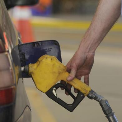  CAXIAS DO SUL, RS, BRASIL, 18/10/2012 - Ainda não falta gasolina nos postos de Caxias do Sul. Porém estoques estão baixos. (JONAS RAMOS / ESPECIAL)