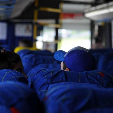  CAXIAS DO SUL, RS, BRASIL 22/11/2017Sequência de roubos a ônibus intermunicipais assustam passageiros e funcionários. Os bandidos embarcam como clientes e, na saída de Caxias do Sul, anunciam o assalto e fazem um ¿arrastão¿ entre os passageiros. (Felipe Nyland/Agência RBS)