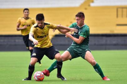 O Juventude perdeu por 2 a 0 para o Criciúma, no primeiro jogo-treino do time na pré-temporada para o Gauchão 2019. Na foto, o volante Sananduva (D)