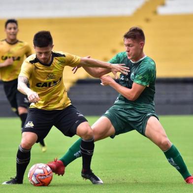 O Juventude perdeu por 2 a 0 para o Criciúma, no primeiro jogo-treino do time na pré-temporada para o Gauchão 2019. Na foto, o volante Sananduva (D)