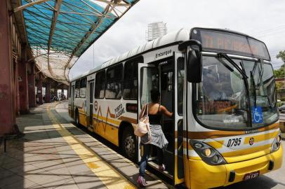 PORTO ALEGRE, RS, BRASIL, 27-12-2016: Linha T1, no Terminal Triângulo. Teste da nova tabela de horários de verão de ônibus para averiguar se ocorrem atrasos e se os coletivos dispõem de acessibilidade e ar condicionado. (Foto: Mateus Bruxel / Agência RBS)