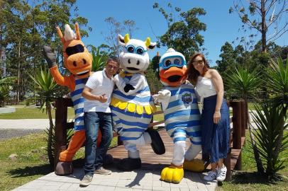  Diretores do Acqua Lokos Parque Hotel Fabiano Brogni e Jomara Souza com os personagens: Pangaré, Malhada e Ronald