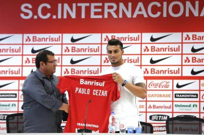  PORTO ALEGRE, RS, BRASIL 21/12/2015 - Novo lateral Paulo Cezar Magalhães recebe camisa de Carlos Pellegrini. (ANDRÉA GRAIZ/ AGÊNCIA RBS).