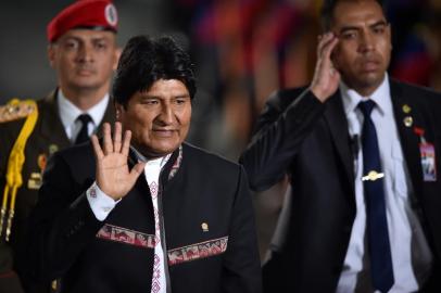  Bolivias Presidenrt Evo Morales waves upon arrival for the inauguration ceremony of Venezuelas President Nicolas Maduro second mandate, at the Supreme Court of Justice (TSJ) in Caracas on January 10, 2019. - Maduro begins a new term that critics dismiss as illegitimate, with the economy in free fall and the country more isolated than ever. (Photo by YURI CORTEZ / AFP)Editoria: POLLocal: CaracasIndexador: YURI CORTEZSecao: politics (general)Fonte: AFPFotógrafo: STF