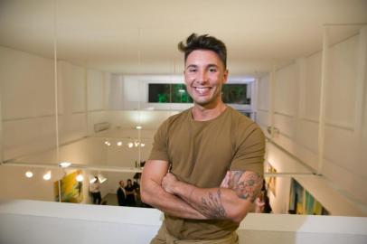  PORTO ALEGRE, RS, BRASIL, 08-05-2018.  Desfile do estilista Carlos Bacchi( FOTO)  com as debutantes  2018 da NTX. Bolsa de Arte cedeu o espaço para o evento. FOTO: ANDRÉA GRAIZ/AGÊNCIA RBS)Indexador: Andrea Graiz