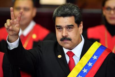  Venezuela's President Nicolas Maduro flashes the victory sign after being sworn-in for his second mandate, at the Supreme Court of Justice (TSJ) in Caracas on January 10, 2019. - Maduro begins a new term that critics dismiss as illegitimate, with the economy in free fall and the country more isolated than ever. (Photo by Yuri CORTEZ / AFP)Editoria: POLLocal: CaracasIndexador: YURI CORTEZSecao: politics (general)Fonte: AFPFotógrafo: STF