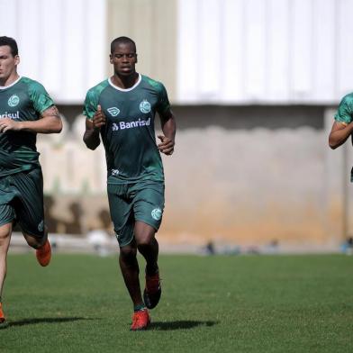  CAXIAS DO SUL, RS, BRASIL, 08/01/2019 - Equipe do Juventude se prepara para jogo-treino contra o Criciúma. NA FOTO: zagueiro Sidimar, zagueiro Neguete e o meia Aprile. (Marcelo Casagrande/Agência RBS)