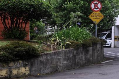  CAXIAS DO SUL, RS, BRASIL, 10/01/2019 - Morador de rua foi esfaqueado na Rua Vinte de Setembro, entre a garagem do Samu e os bombeiros, na manhã desta quinta-feira, em Caxias do Sul. Ele é a quarta vítima de homicídio da cidade neste ano. (Marcelo Casagrande/Agência RBS)