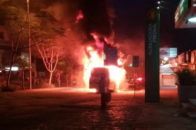  PORTO ALEGRE, RS, BRASIL, 10/01/2018. O Corpo de Bombeiros combateu incêndio em um ônibus no bairro Tristeza, na zona sul de Porto Alegre, na noite desta quinta-feira (10). O incidente foi registrado na Avenida Wenceslau Escobar, no sentido bairro/centro, por volta das 21h, segundo os bombeiros. Ninguém ficou ferido na ocorrência. As chamas no veículo teriam iniciado após pane mecânica. Foto: Letícia Pellin/Arquivo pessoal