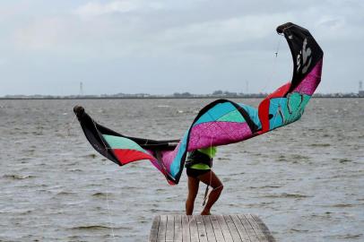  TRAMANDAÍ, RS, BRASIL, 26-12-2018: Aulas de kitesurfe da escola Kite Sul, na Lagoa do Armazém. (CARLOS MACEDO/ AGÊNCIA RBS)