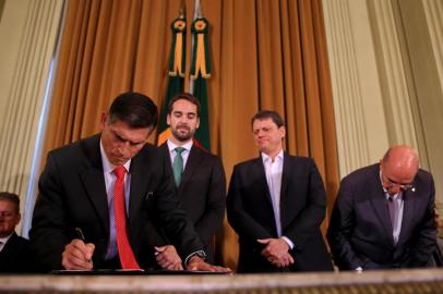  PORTO ALEGRE, RS, BRASIL, 11/01/2019- Assinatura do contrado de concessões de estradas no Palácio Piratini. Na foto- Ministro da Secretaria Geral de Governo, Santos Cruz.  (FOTOGRAFO: JÚLIO CORDEIRO / AGENCIA RBS)